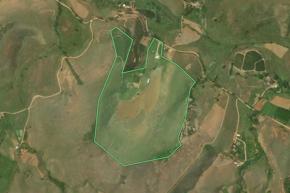 Imagem de satélite do imóvel rural em Bom Jesus do Itabapoana (RJ), com o contorno declarado no CAR desenhado por cima.