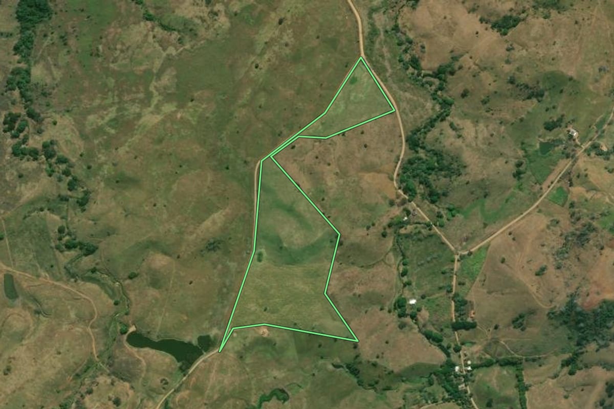 Imagem de satélite do imóvel rural em Bom Jesus do Itabapoana (RJ), com o contorno declarado no CAR desenhado por cima.
