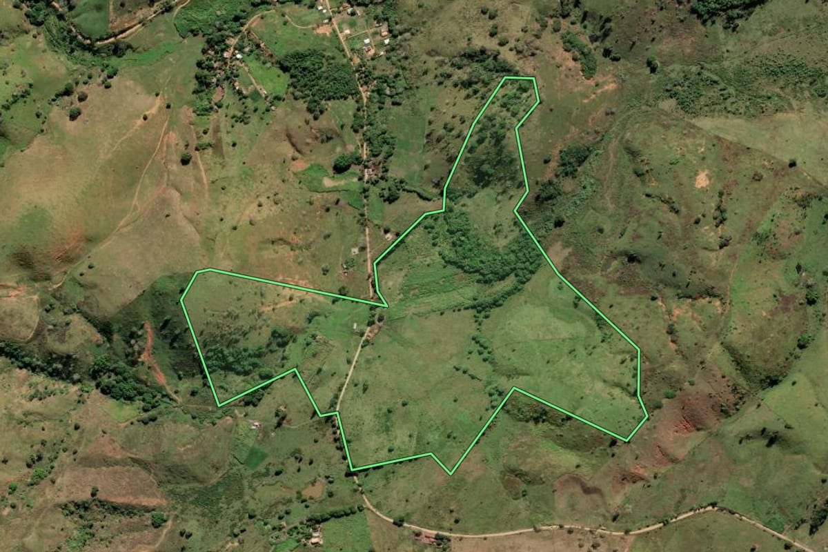 Imagem de satélite do imóvel rural em Bom Jesus do Itabapoana (RJ), com o contorno declarado no CAR desenhado por cima.