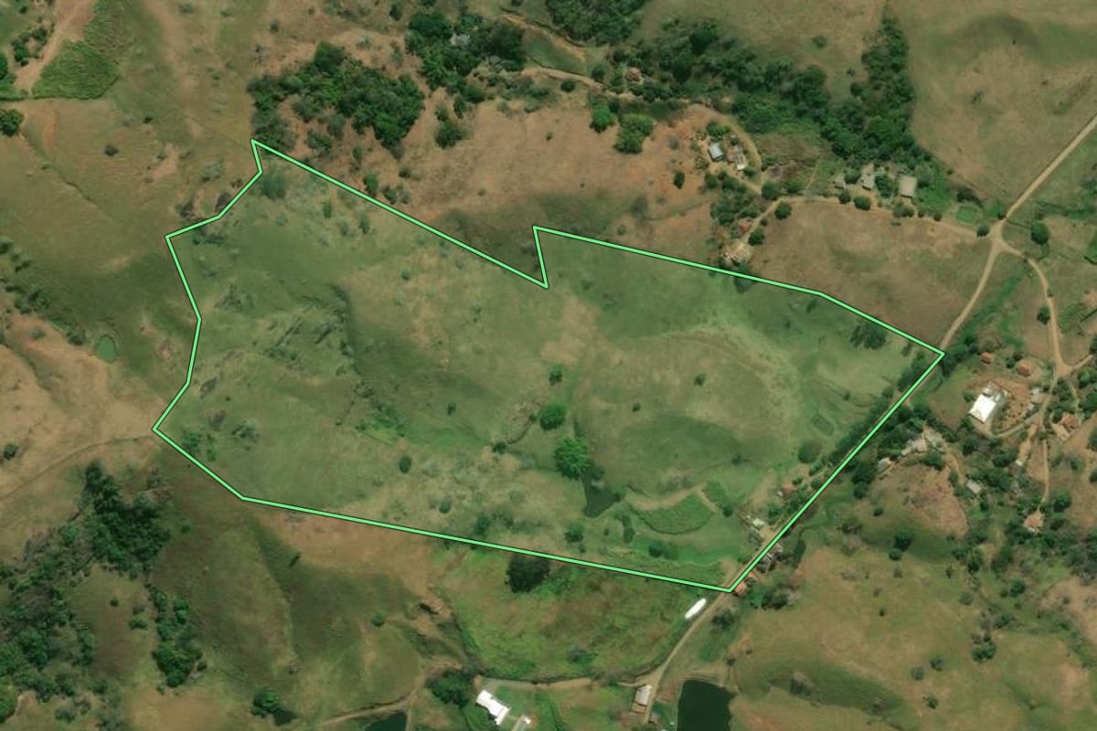 Imagem de satélite do imóvel rural em Bom Jesus do Itabapoana (RJ), com o contorno declarado no CAR desenhado por cima.