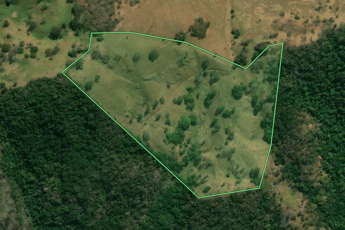 Imagem de satélite do imóvel rural em Bom Jesus do Itabapoana (RJ), com o contorno declarado no CAR desenhado por cima.