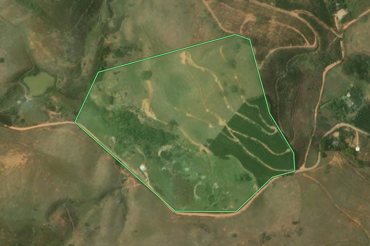 Imagem de satélite do imóvel rural em Bom Jesus do Itabapoana (RJ), com o contorno declarado no CAR desenhado por cima.