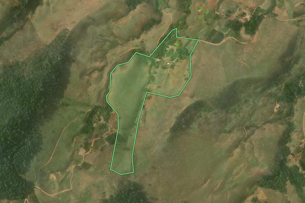 Imagem de satélite do imóvel rural em Bom Jesus do Itabapoana (RJ), com o contorno declarado no CAR desenhado por cima.