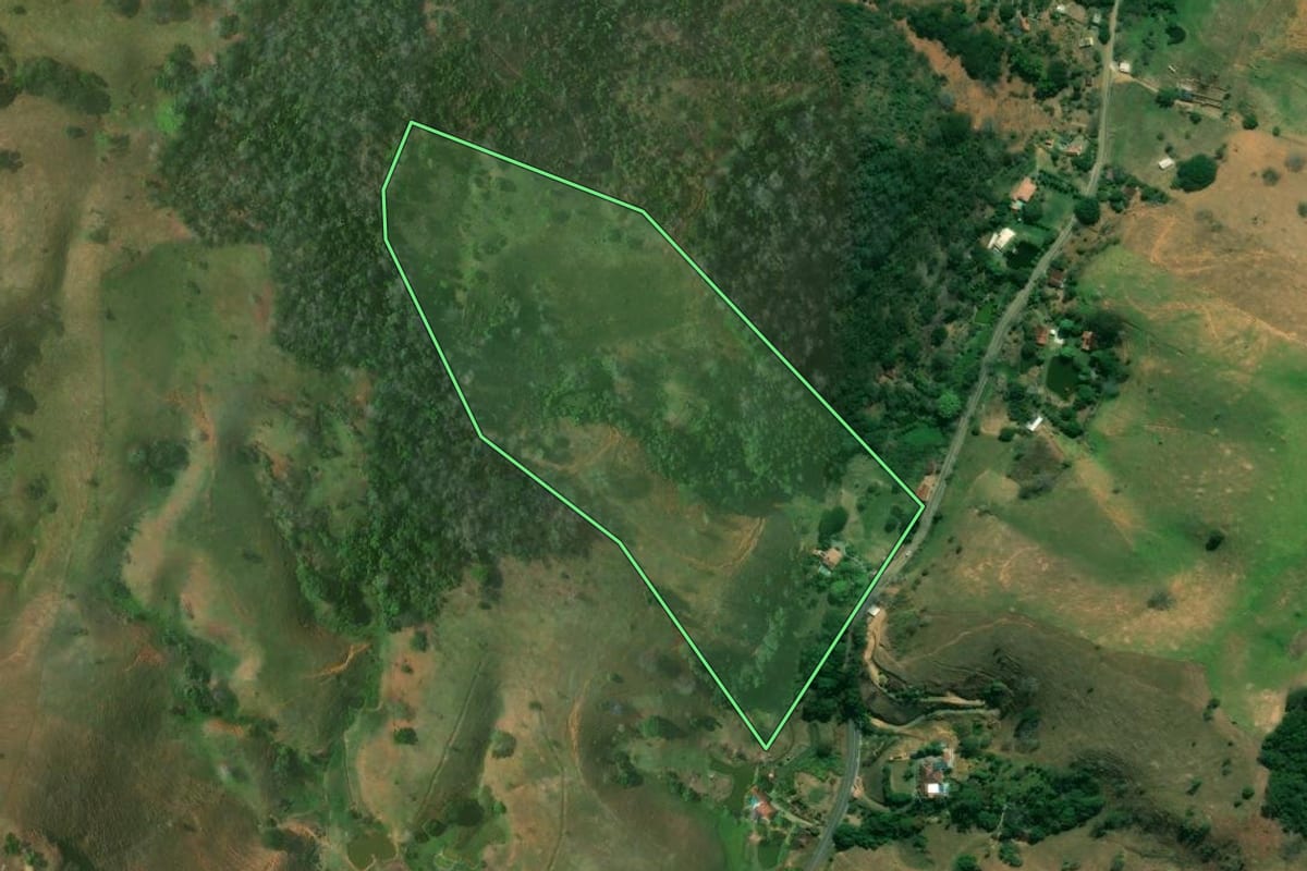 Imagem de satélite do imóvel rural em Bom Jesus do Itabapoana (RJ), com o contorno declarado no CAR desenhado por cima.