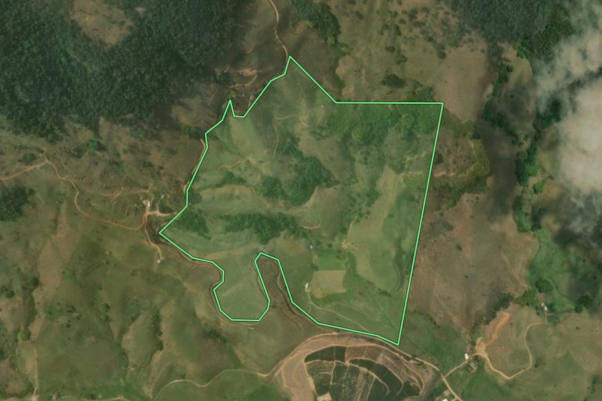Imagem de satélite do imóvel rural em Bom Jesus do Itabapoana (RJ), com o contorno declarado no CAR desenhado por cima.