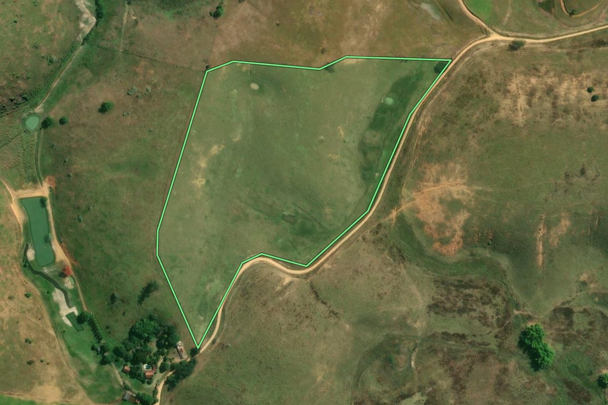 Imagem de satélite do imóvel rural em Bom Jesus do Itabapoana (RJ), com o contorno declarado no CAR desenhado por cima.