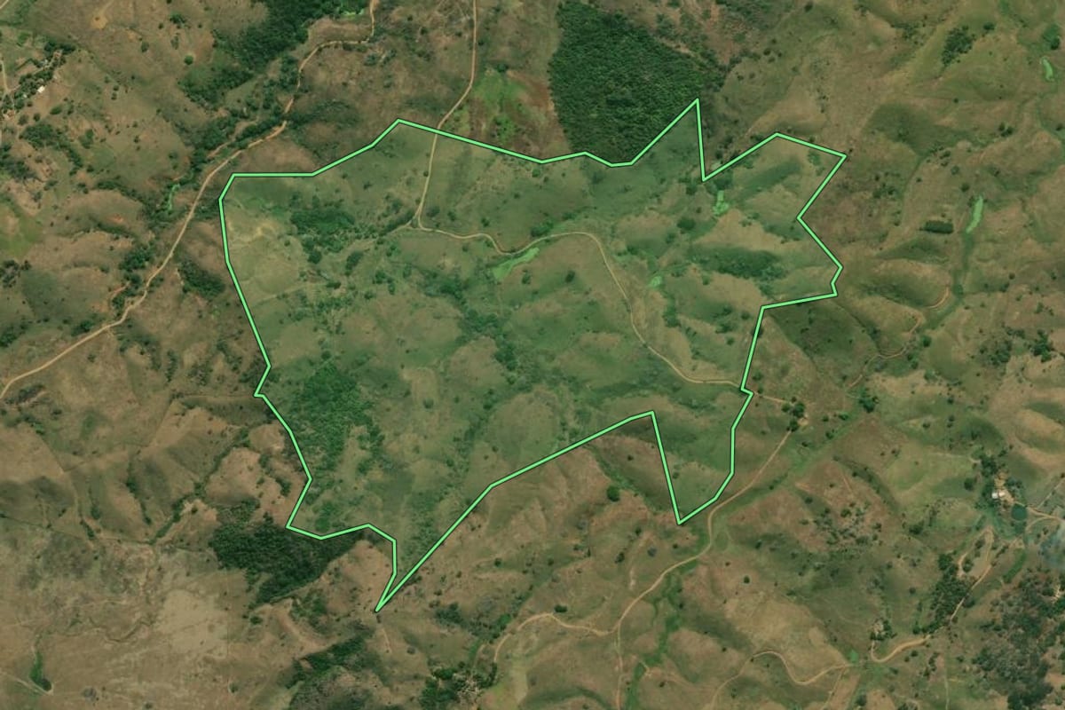 Imagem de satélite do imóvel rural em Bom Jesus do Itabapoana (RJ), com o contorno declarado no CAR desenhado por cima.