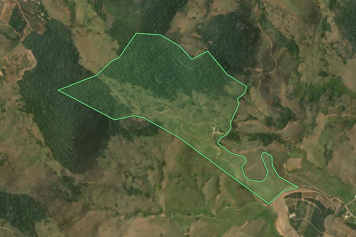 Imagem de satélite do imóvel rural em Bom Jesus do Itabapoana (RJ), com o contorno declarado no CAR desenhado por cima.