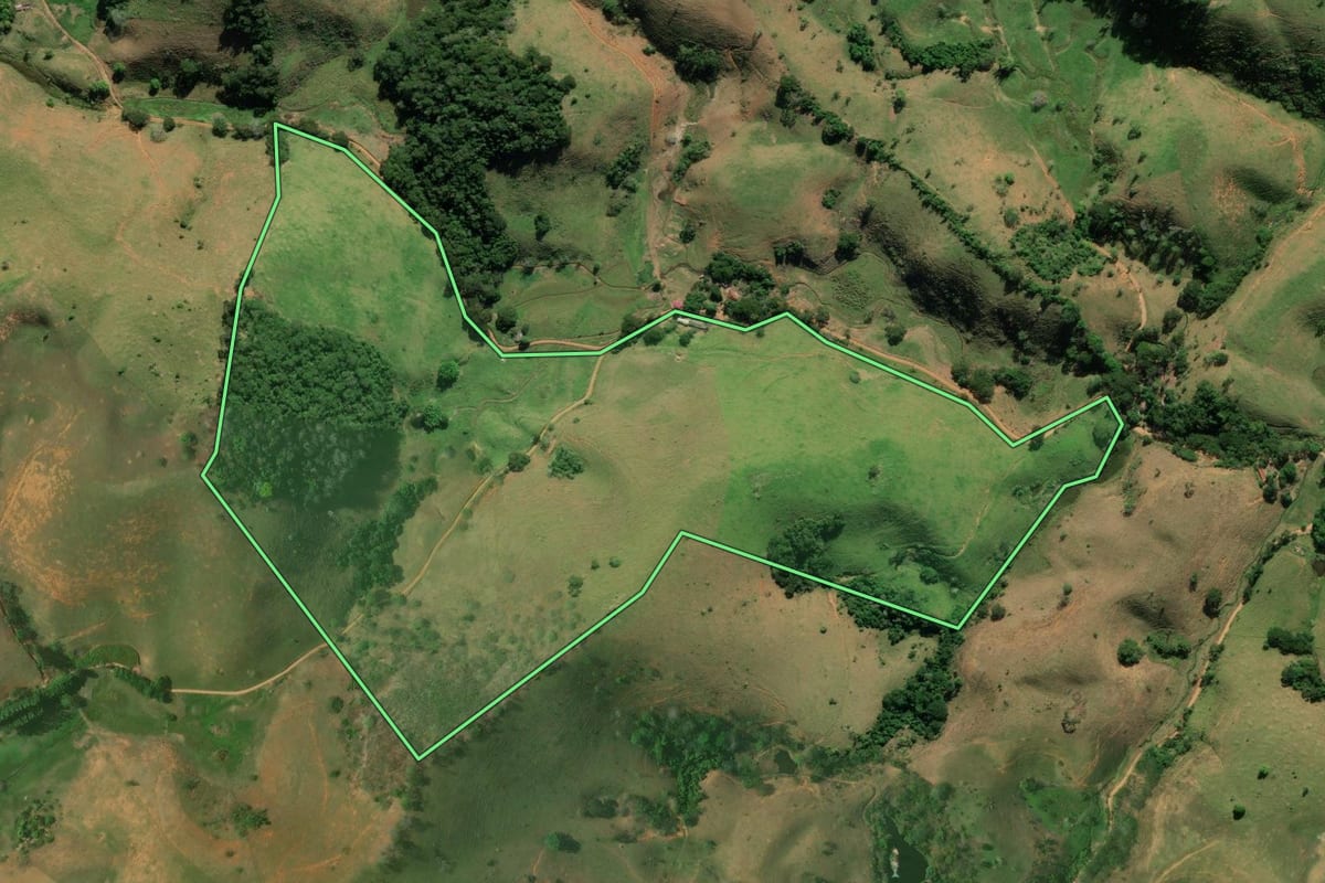 Imagem de satélite do imóvel rural em Bom Jesus do Itabapoana (RJ), com o contorno declarado no CAR desenhado por cima.