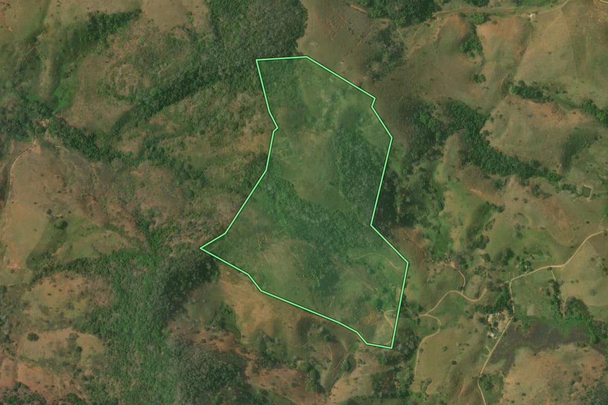 Imagem de satélite do imóvel rural em Bom Jesus do Itabapoana (RJ), com o contorno declarado no CAR desenhado por cima.