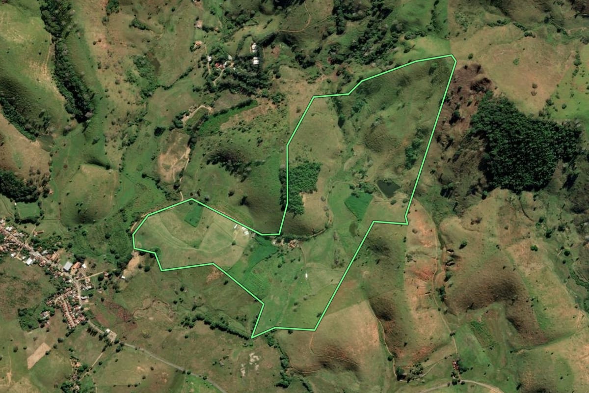 Imagem de satélite do imóvel rural em Bom Jesus do Itabapoana (RJ), com o contorno declarado no CAR desenhado por cima.