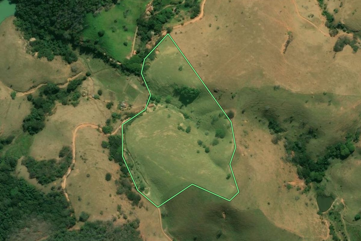 Imagem de satélite do imóvel rural em Bom Jesus do Itabapoana (RJ), com o contorno declarado no CAR desenhado por cima.