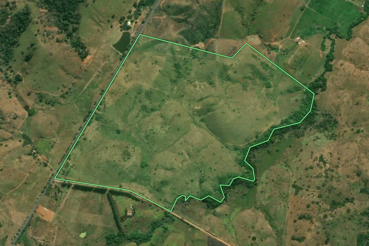 Imagem de satélite do imóvel rural em Bom Jesus do Itabapoana (RJ), com o contorno declarado no CAR desenhado por cima.