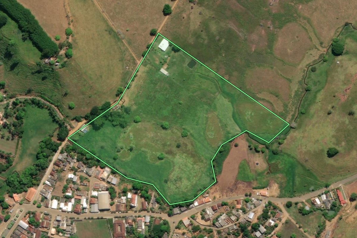 Imagem de satélite do imóvel rural em Bom Jesus do Itabapoana (RJ), com o contorno declarado no CAR desenhado por cima.
