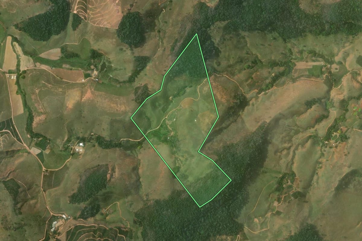 Imagem de satélite do imóvel rural em Bom Jesus do Itabapoana (RJ), com o contorno declarado no CAR desenhado por cima.