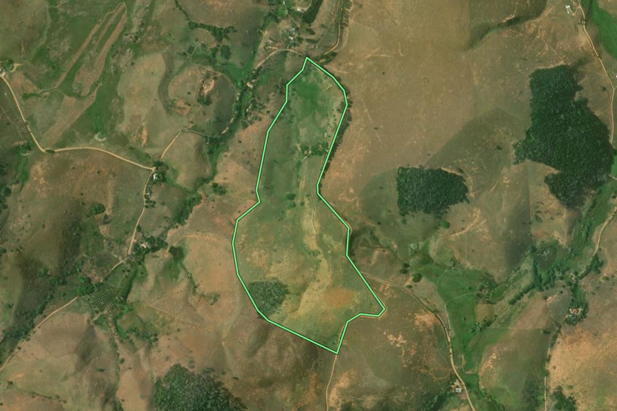 Imagem de satélite do imóvel rural em Bom Jesus do Itabapoana (RJ), com o contorno declarado no CAR desenhado por cima.
