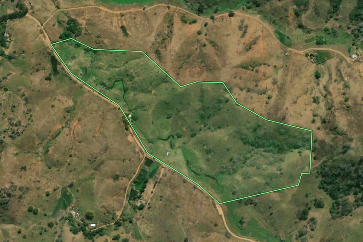 Imagem de satélite do imóvel rural em Bom Jesus do Itabapoana (RJ), com o contorno declarado no CAR desenhado por cima.