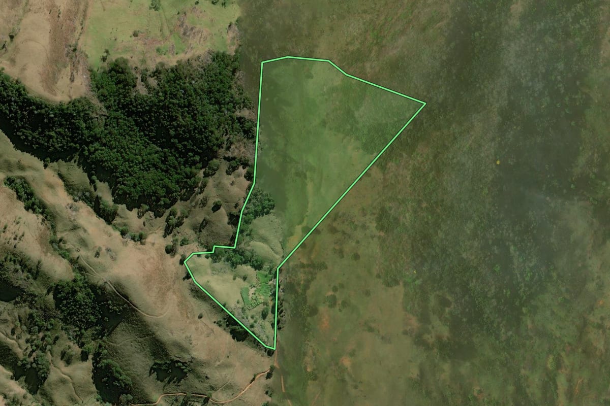 Imagem de satélite do imóvel rural em Bom Jesus do Itabapoana (RJ), com o contorno declarado no CAR desenhado por cima.