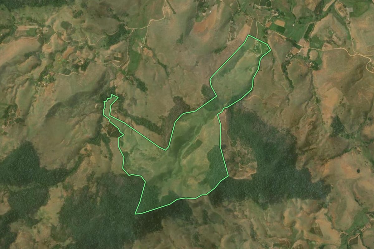 Imagem de satélite do imóvel rural em Bom Jesus do Itabapoana (RJ), com o contorno declarado no CAR desenhado por cima.