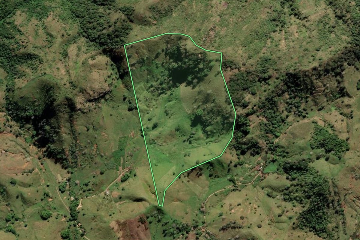 Imagem de satélite do imóvel rural em Bom Jesus do Itabapoana (RJ), com o contorno declarado no CAR desenhado por cima.