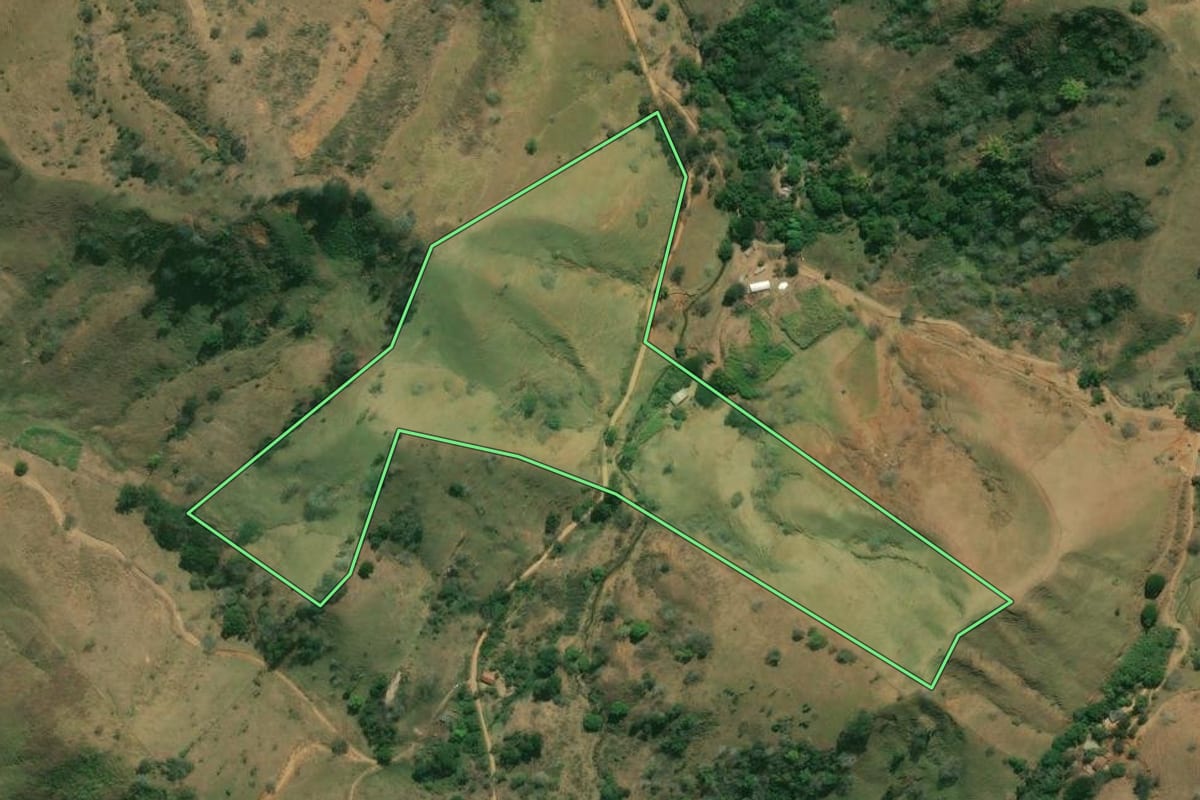 Imagem de satélite do imóvel rural em Bom Jesus do Itabapoana (RJ), com o contorno declarado no CAR desenhado por cima.