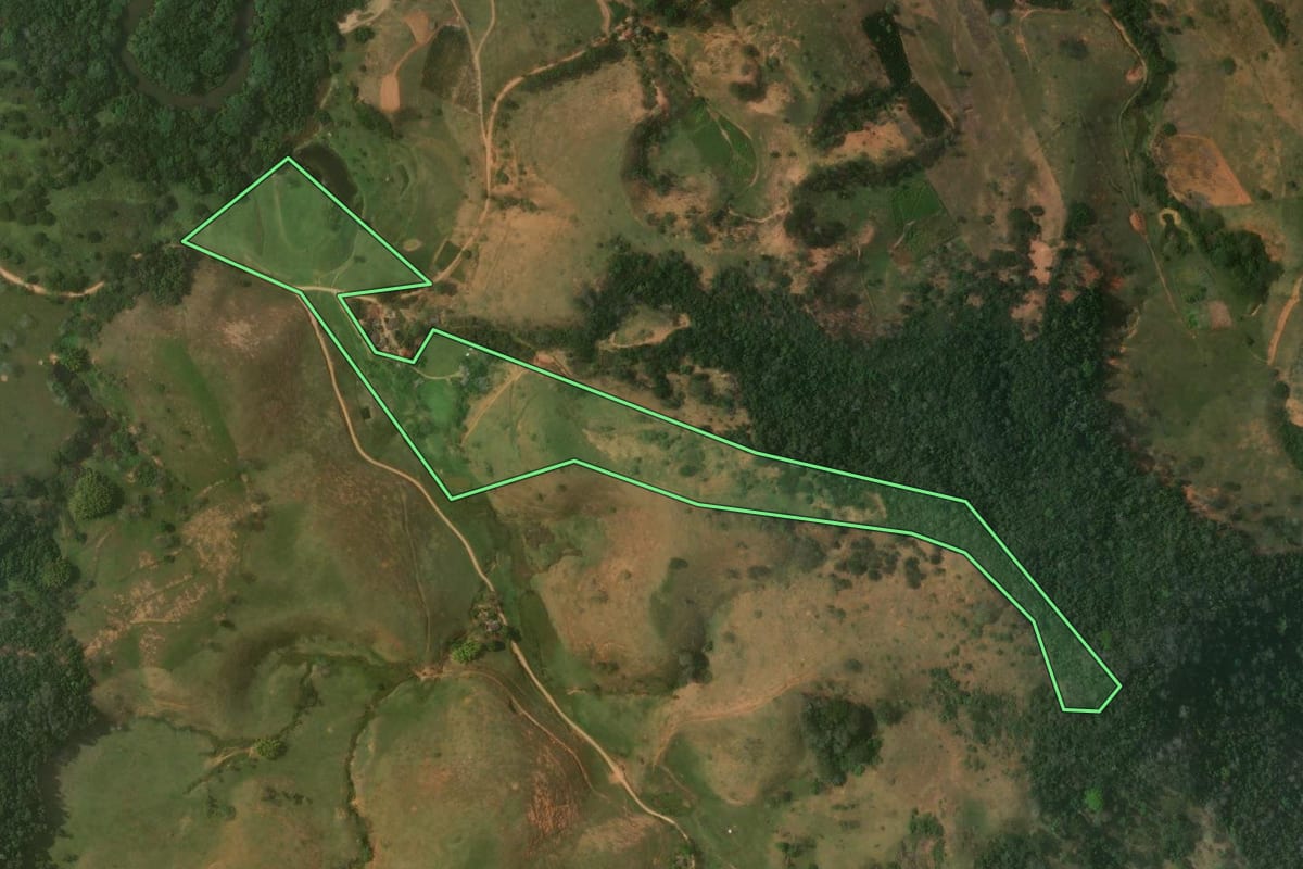 Imagem de satélite do imóvel rural em Bom Jesus do Itabapoana (RJ), com o contorno declarado no CAR desenhado por cima.