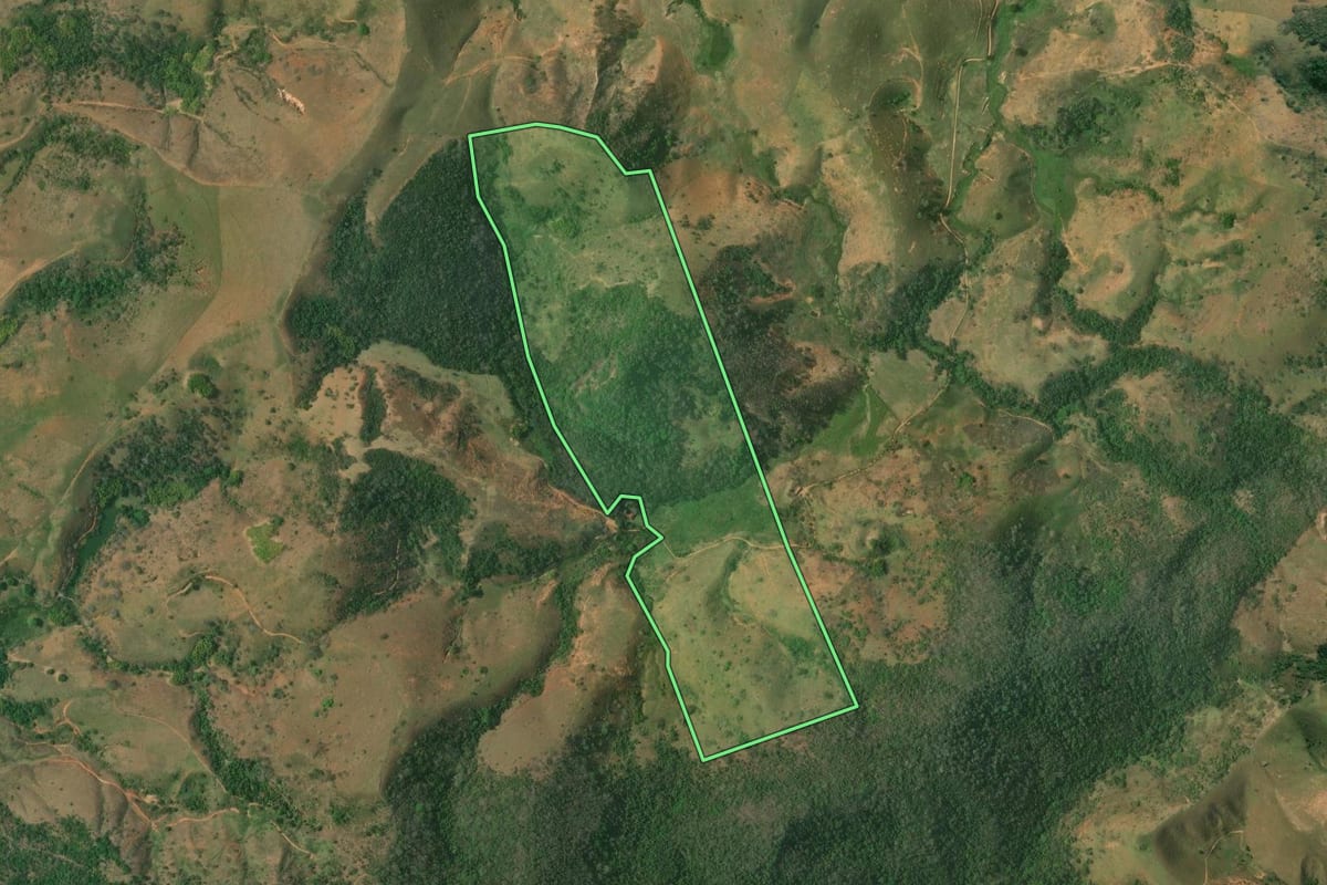 Imagem de satélite do imóvel rural em Bom Jesus do Itabapoana (RJ), com o contorno declarado no CAR desenhado por cima.
