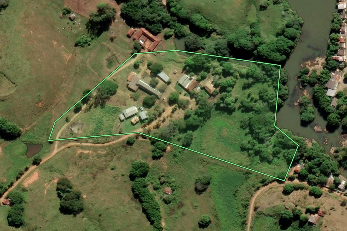 Imagem de satélite do imóvel rural em Bom Jesus do Itabapoana (RJ), com o contorno declarado no CAR desenhado por cima.