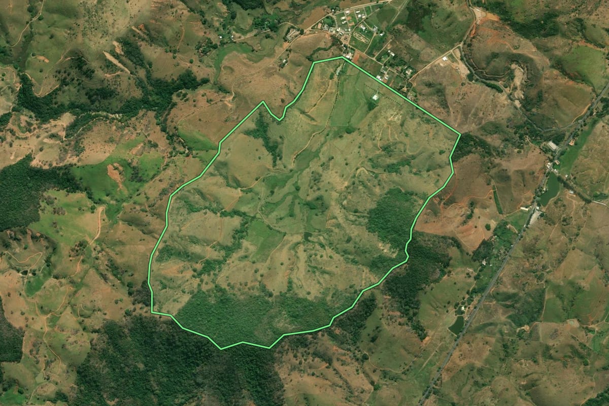 Imagem de satélite do imóvel rural em Bom Jesus do Itabapoana (RJ), com o contorno declarado no CAR desenhado por cima.