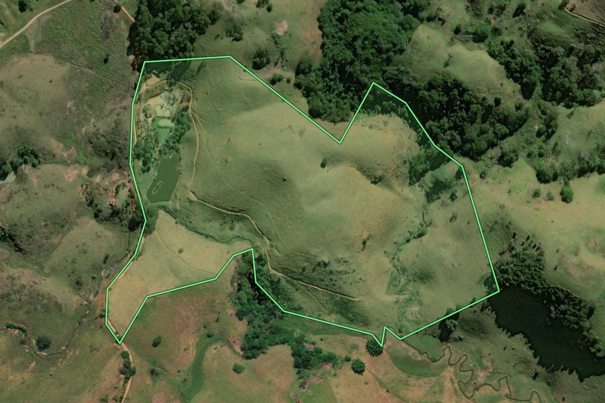 Imagem de satélite do imóvel rural em Bom Jesus do Itabapoana (RJ), com o contorno declarado no CAR desenhado por cima.