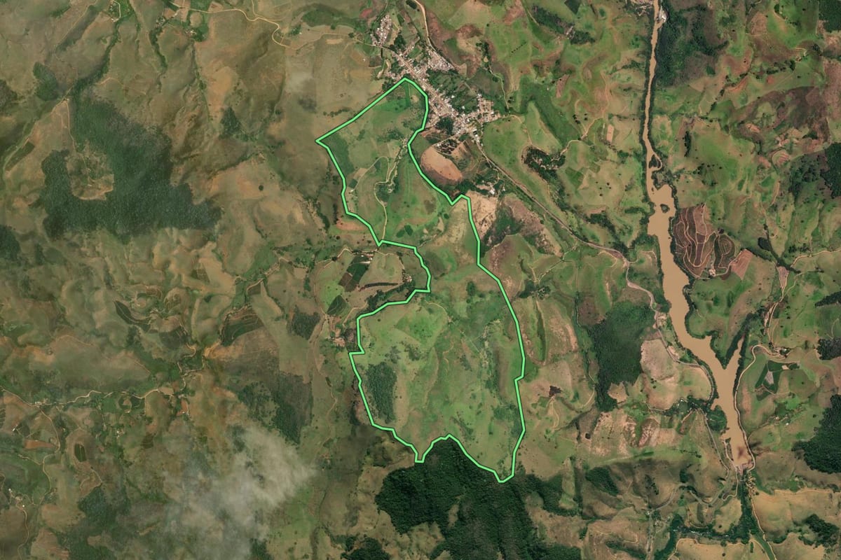 Imagem de satélite do imóvel rural em Bom Jesus do Itabapoana (RJ), com o contorno declarado no CAR desenhado por cima.