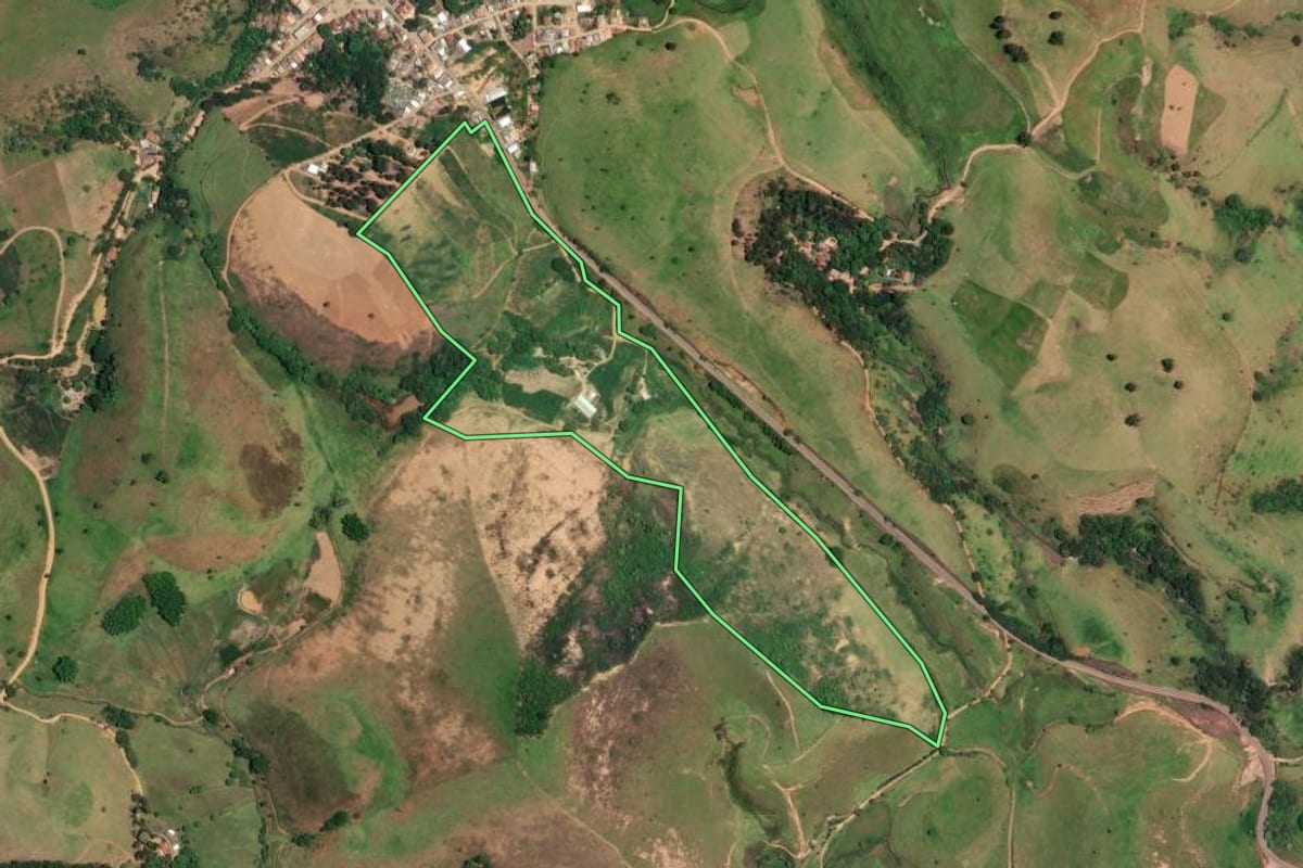 Imagem de satélite do imóvel rural em Bom Jesus do Itabapoana (RJ), com o contorno declarado no CAR desenhado por cima.
