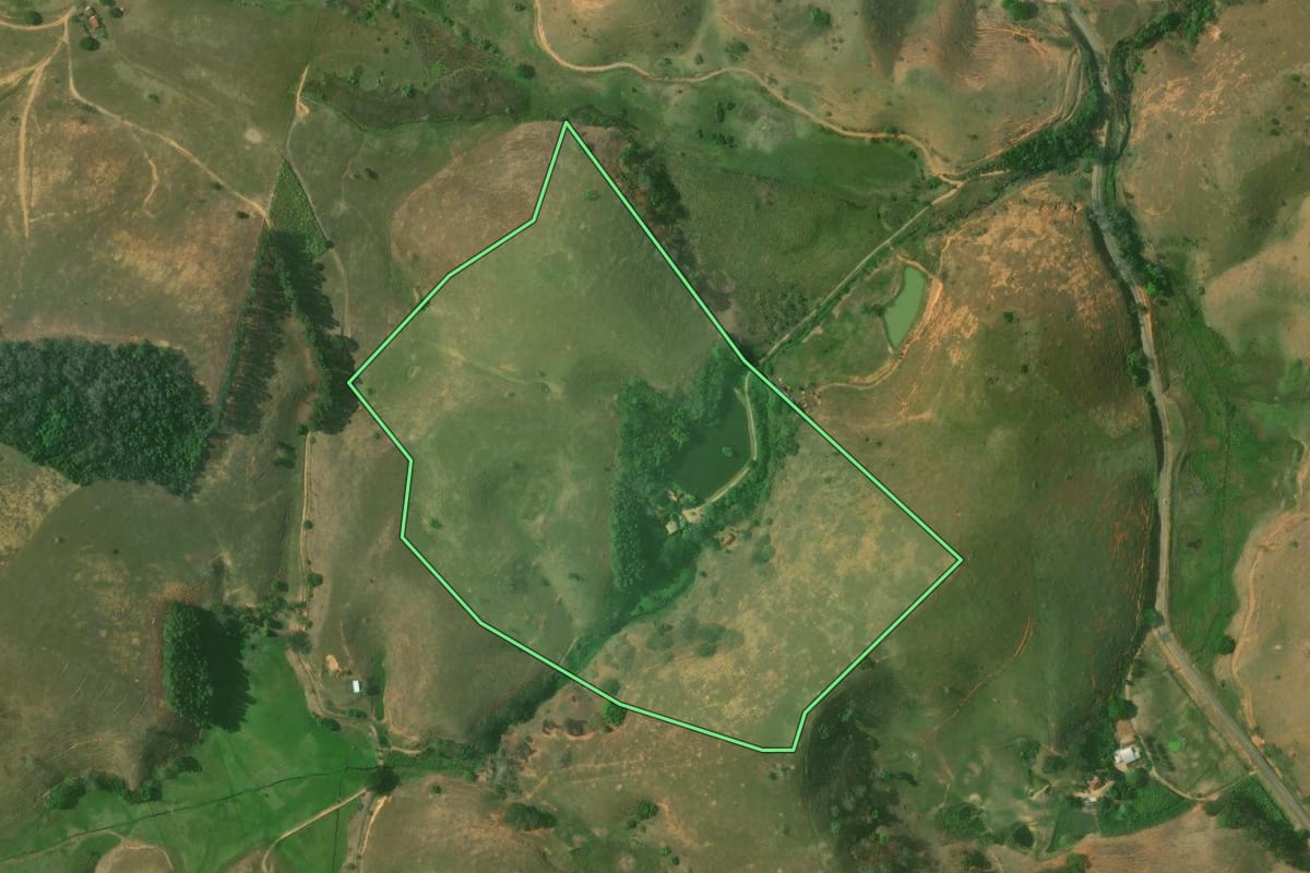 Imagem de satélite do imóvel rural em Bom Jesus do Itabapoana (RJ), com o contorno declarado no CAR desenhado por cima.