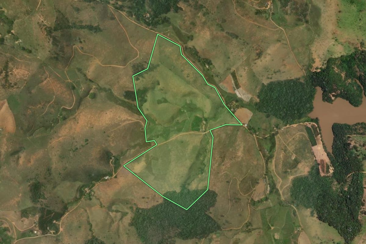 Imagem de satélite do imóvel rural em Bom Jesus do Itabapoana (RJ), com o contorno declarado no CAR desenhado por cima.