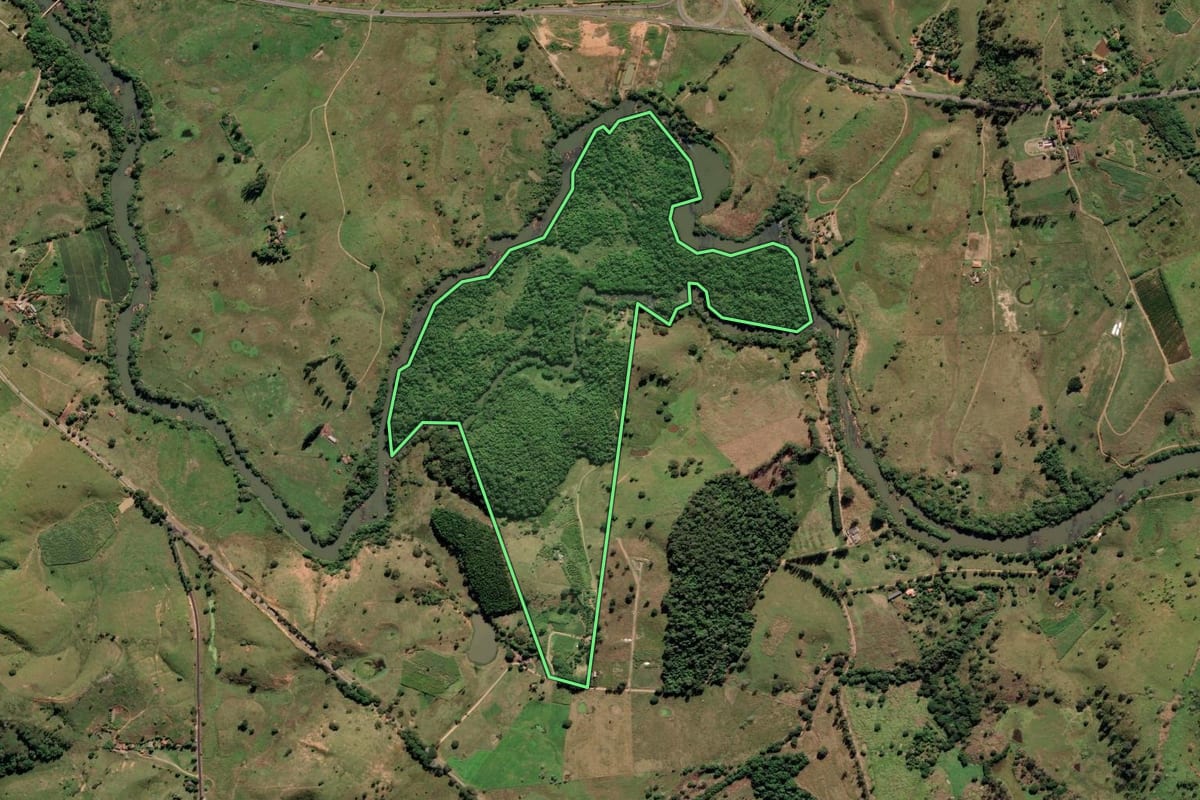 Imagem de satélite do imóvel rural em Bom Jesus do Itabapoana (RJ), com o contorno declarado no CAR desenhado por cima.