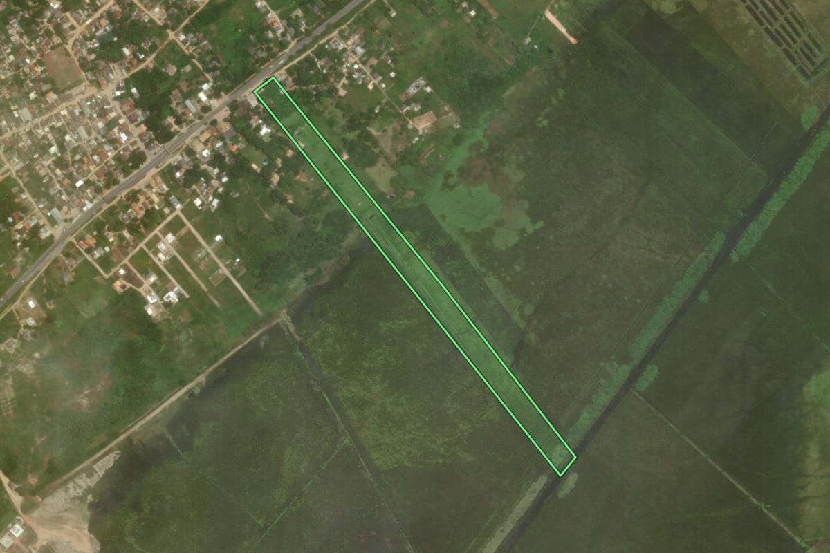 Imagem de satélite do imóvel rural em Cabo Frio (RJ), com o contorno declarado no CAR desenhado por cima.