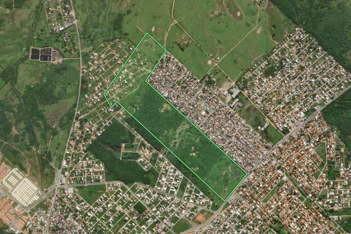 Imagem de satélite do imóvel rural em Cabo Frio (RJ), com o contorno declarado no CAR desenhado por cima.