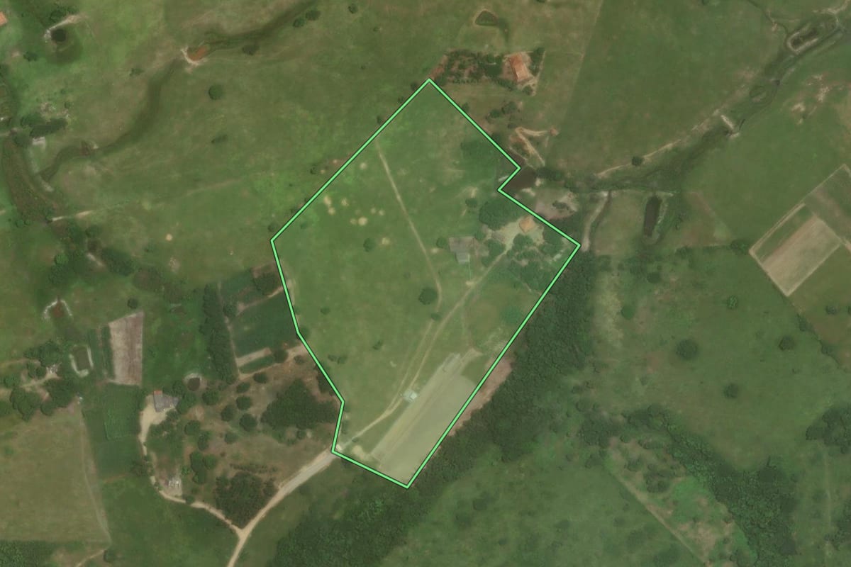 Imagem de satélite do imóvel rural em Cabo Frio (RJ), com o contorno declarado no CAR desenhado por cima.