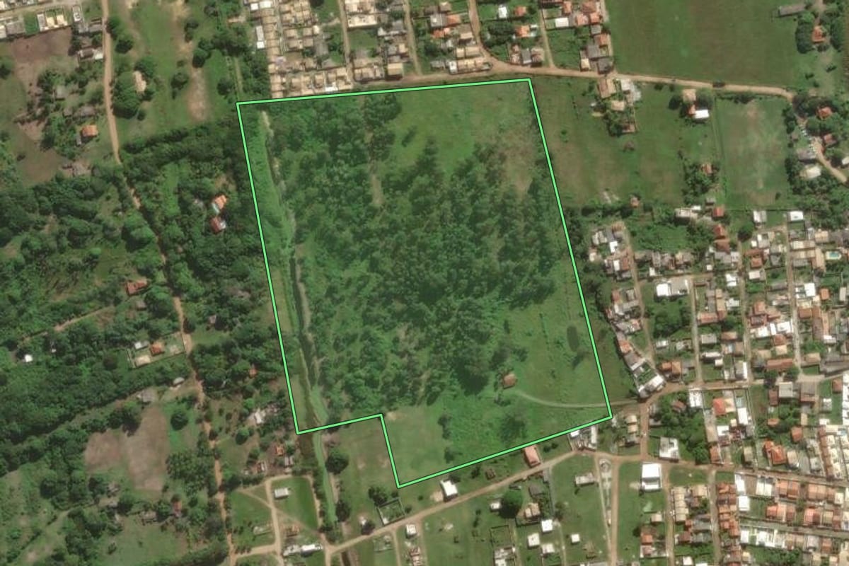 Imagem de satélite do imóvel rural em Cabo Frio (RJ), com o contorno declarado no CAR desenhado por cima.