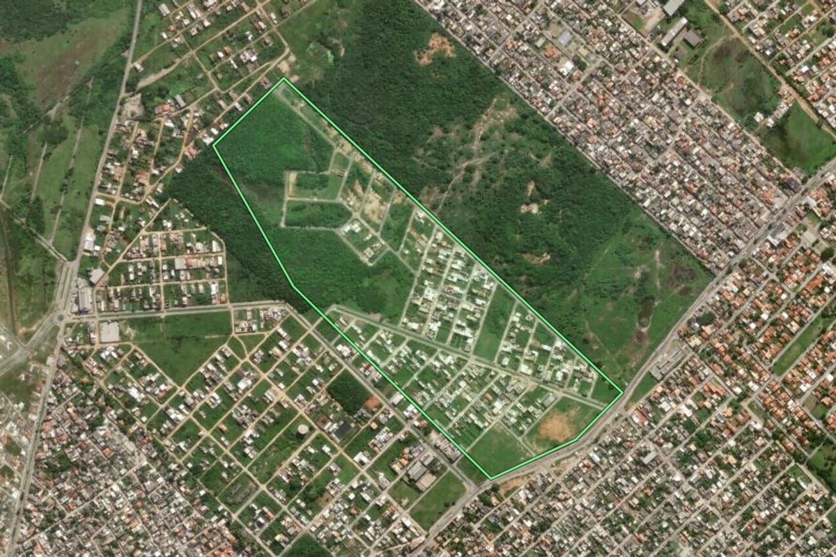 Imagem de satélite do imóvel rural em Cabo Frio (RJ), com o contorno declarado no CAR desenhado por cima.