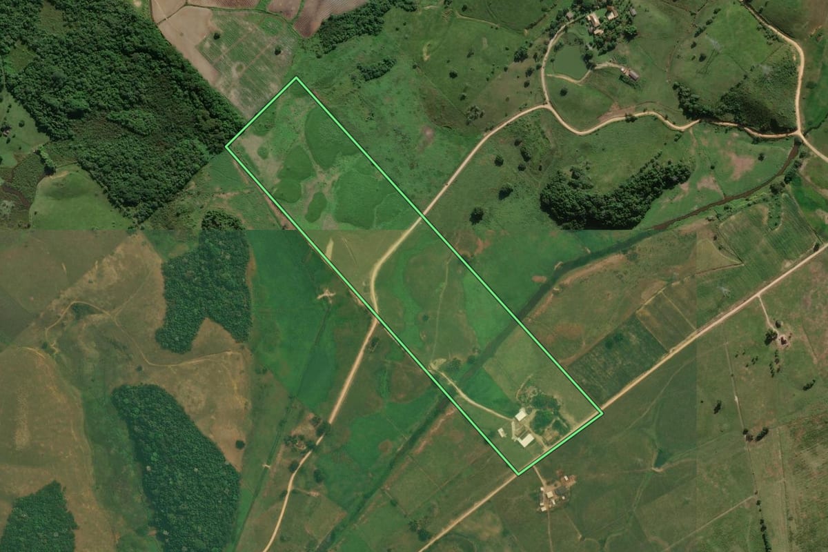 Imagem de satélite do imóvel rural em Cachoeiras de Macacu (RJ), com o contorno declarado no CAR desenhado por cima.