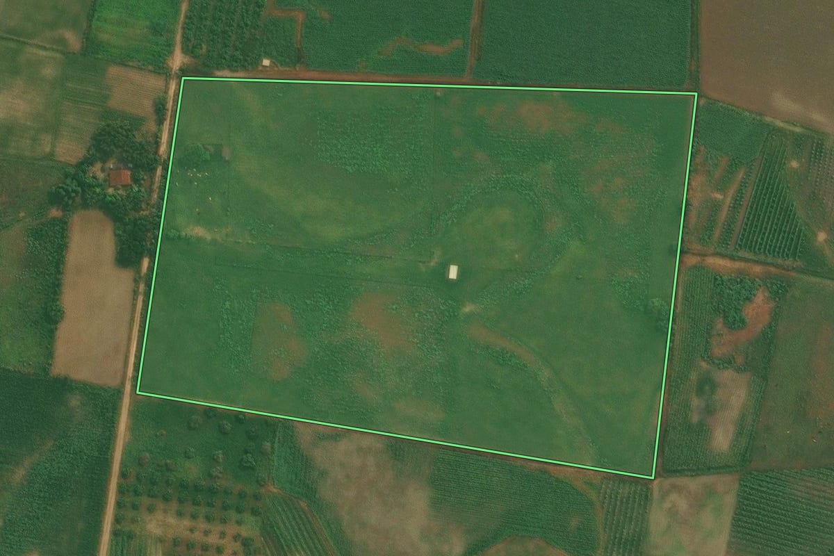 Imagem de satélite do imóvel rural em Cachoeiras de Macacu (RJ), com o contorno declarado no CAR desenhado por cima.