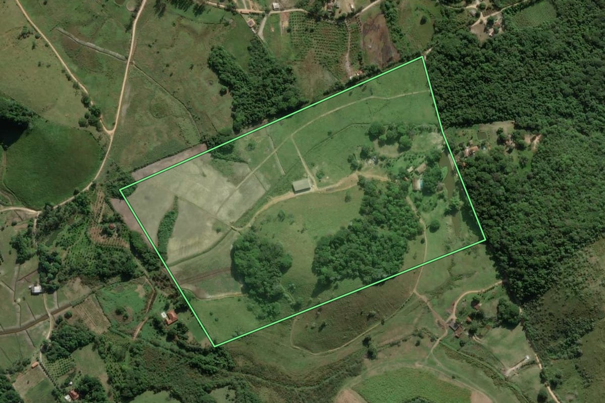 Imagem de satélite do imóvel rural em Cachoeiras de Macacu (RJ), com o contorno declarado no CAR desenhado por cima.