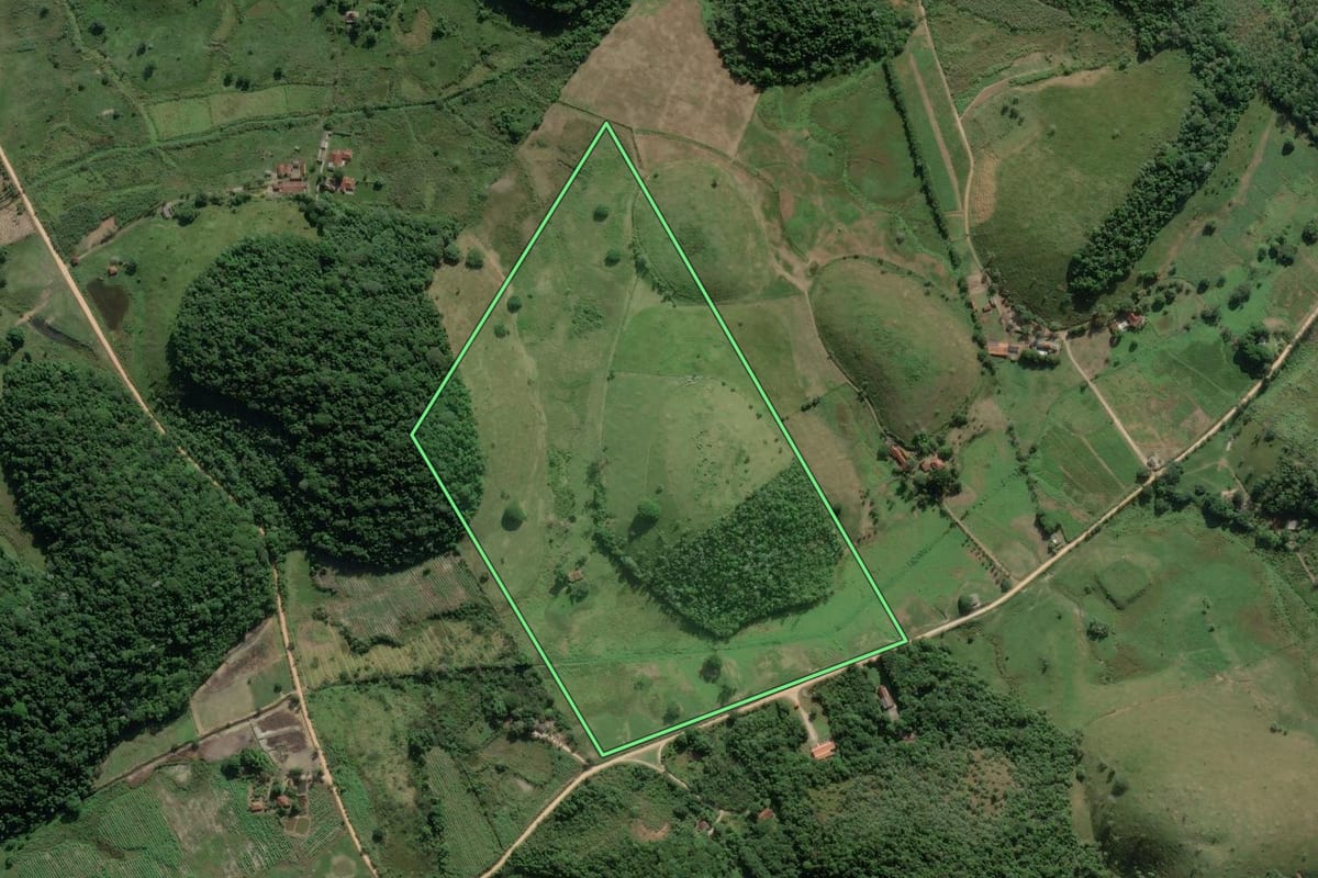 Imagem de satélite do imóvel rural em Cachoeiras de Macacu (RJ), com o contorno declarado no CAR desenhado por cima.