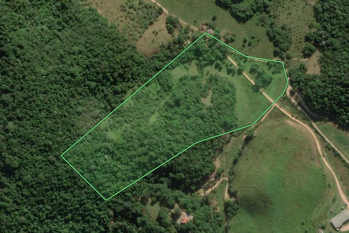 Imagem de satélite do imóvel rural em Cachoeiras de Macacu (RJ), com o contorno declarado no CAR desenhado por cima.