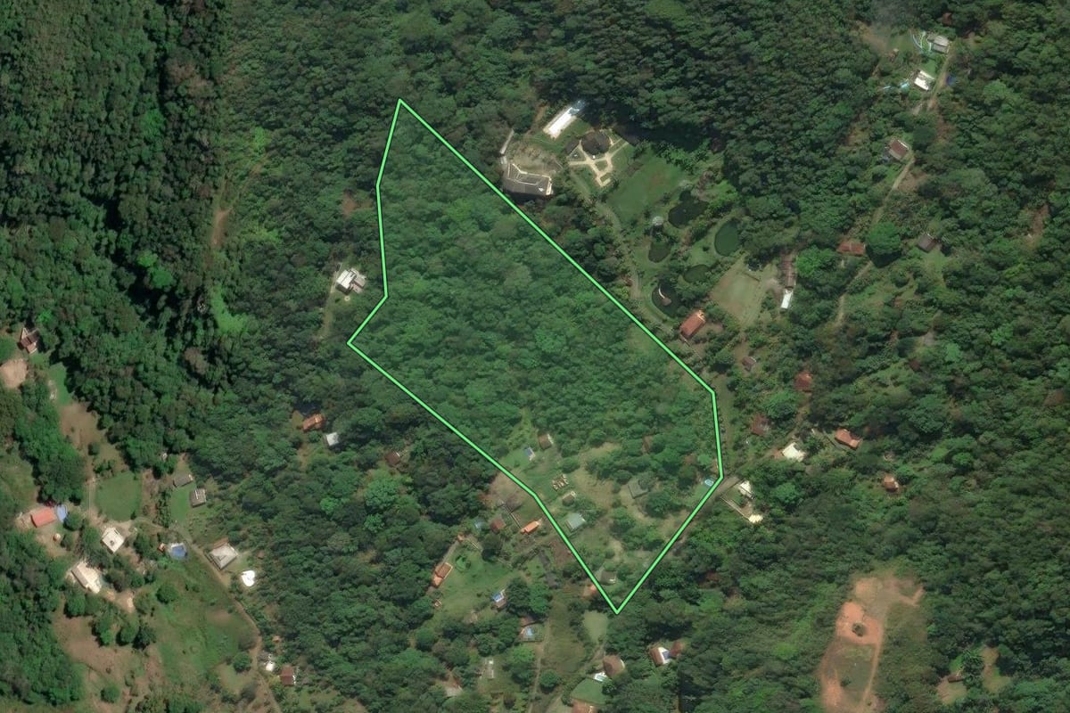 Imagem de satélite do imóvel rural em Cachoeiras de Macacu (RJ), com o contorno declarado no CAR desenhado por cima.