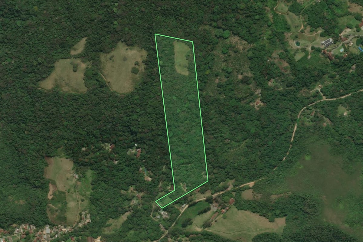 Imagem de satélite do imóvel rural em Cachoeiras de Macacu (RJ), com o contorno declarado no CAR desenhado por cima.