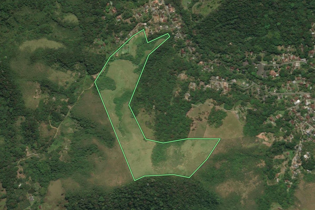 Imagem de satélite do imóvel rural em Cachoeiras de Macacu (RJ), com o contorno declarado no CAR desenhado por cima.
