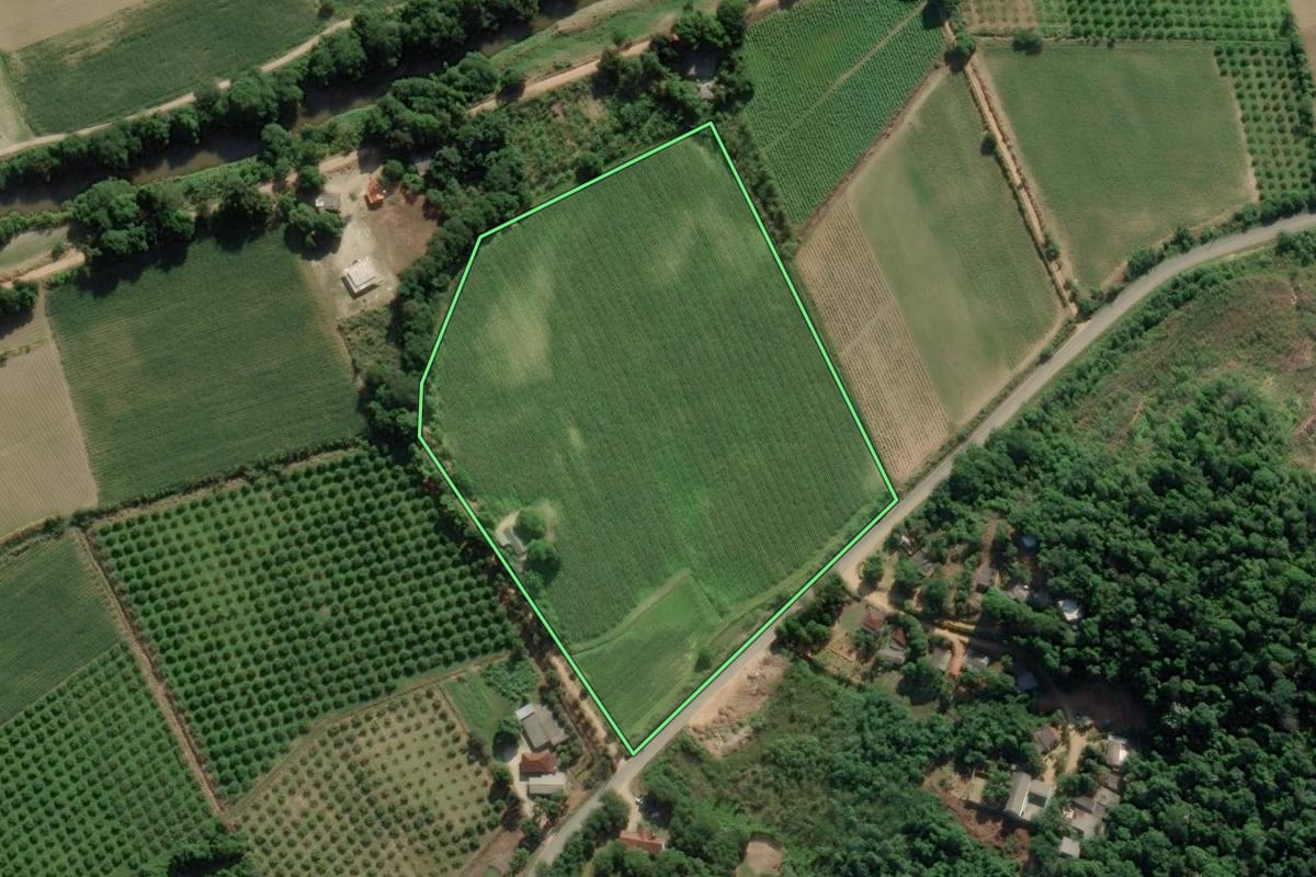 Imagem de satélite do imóvel rural em Cachoeiras de Macacu (RJ), com o contorno declarado no CAR desenhado por cima.