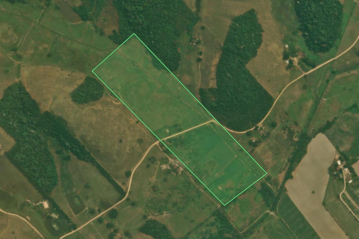 Imagem de satélite do imóvel rural em Cachoeiras de Macacu (RJ), com o contorno declarado no CAR desenhado por cima.